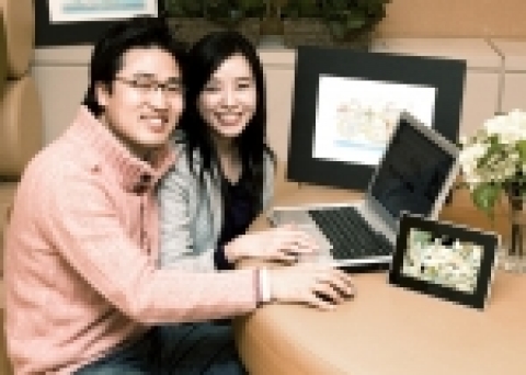 ‘올팟’을 이용해서 이미지를 저장, 편집하고 디지털 액자로 전송하고 있다.