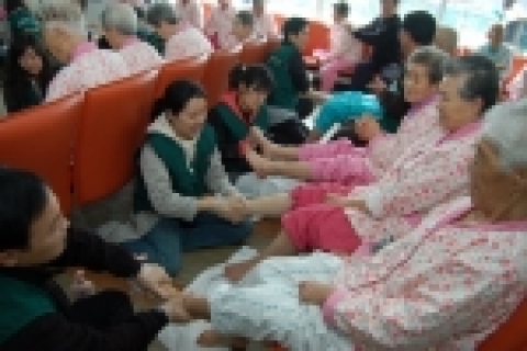 부산은행, 노인,장애우,아동시설을 찾아 자원봉사 실시