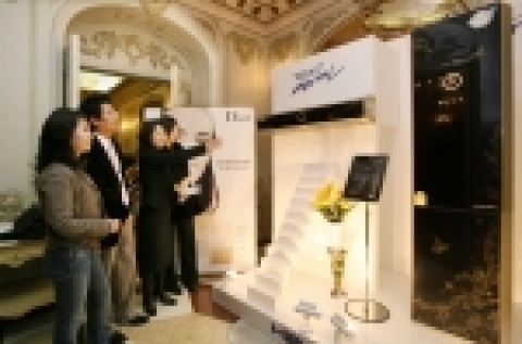 롯데백화점 본점에서 열린 ‘바람의 여신 스킨케어’ 행사에서 여성소비자들이 올 봄 유행 메이크업을 받아보고 있다. 삼성전자가 명품화장품 크리스찬 디올과 공동으로 진행하는 이번 행사는