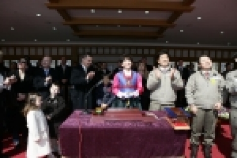 대우조선해양 거제 옥포 조선소에서 열린 선박 명명식에서 스폰서를 맡은 남상태 사장(오른쪽) 부인 최종애 씨(가운데 한복 입은이)가 선박 명명 도끼질을 한 뒤 선박을 지켜보고 있다.