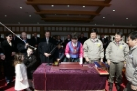 대우조선해양 거제 옥포 조선소에서 열린 선박 명명식에서 스폰서를 맡은 남상태 사장(오른쪽) 부인 최종애 씨(가운데 한복 입은이)가 선박 명명 도끼질을 하고 있다.