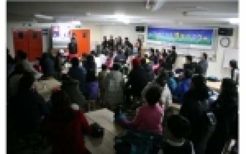 2007가족 별자리 교실에 참가한 가족들이 전문강사의 강의를 듣고있다