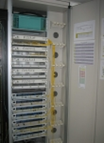 FTTH 사업을 통해 광주소재 아파트에 구축된 FTTH 시설(풍암동 모아파트내 집중구내통신실내 시설)을 보여주고 있다.