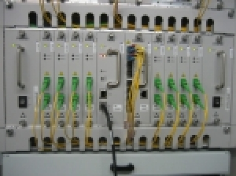 ETRI가 광주광역시에서 수행하고 있는 FTTH 사업을 위해 망사업자가 통신국사에(KT 광주국사) 설치한 E-PON 장비를 보여주고 있다.