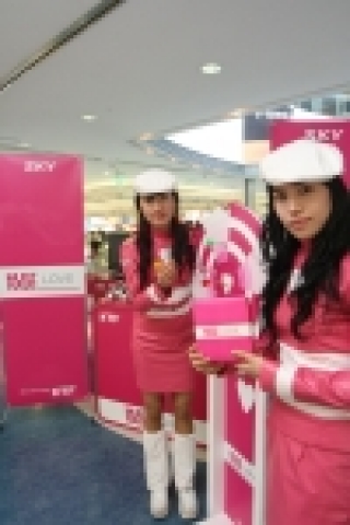 스카이는 KTF와 함께 화이트데이를 맞아 캔디류를 증정하는 ‘MUST HAVE_LOVE’ 페스티벌을 14일까지 개최한다. 사진은 다트게임을 통해 고객에게 기념품을 제공하는 <