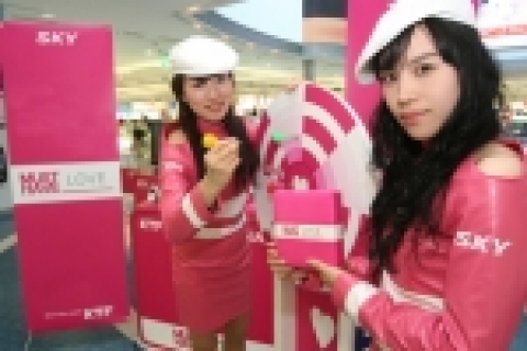 스카이는 KTF와 함께 화이트데이를 맞아 캔디류를 증정하는 ‘MUST HAVE_LOVE’ 페스티벌을 14일까지 개최한다. 사진은 다트게임을 통해 고객에게 기념품을 제공하는 <