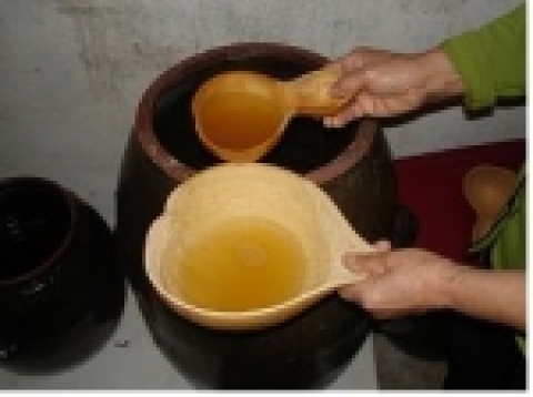 숙성된 두견주의 모습