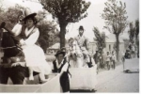 1973년 당시 호장굿(가장행렬)
-관기(官妓,), 사인교(四人轎)-