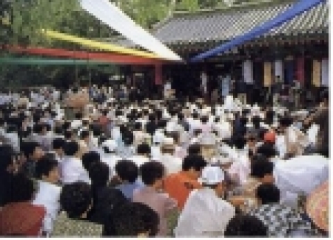 『큰굿』을 보고 있는 관중