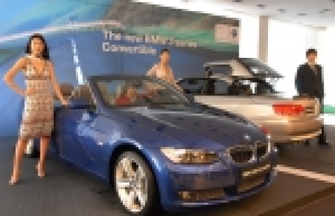 BMW 코리아는 12일 오전 BMW 방배 전시장에서 새로운 디자인과 신형 엔진을 장착한  BMW 최초의 하드탑 모델인 뉴 3시리즈 컨버터블의 국내 출시 행사를 가졌다.