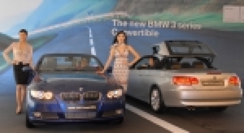 BMW 코리아는 12일 오전 BMW 방배 전시장에서 새로운 디자인과 신형 엔진을 장착한  BMW 최초의 하드탑 모델인 뉴 3시리즈 컨버터블의 국내 출시 행사를 가졌다.