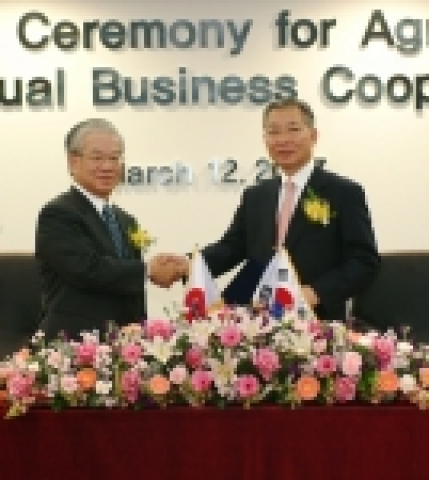 KB국민은행 강정원은행장(오른쪽)과 일본 미쓰이스미토모은행 오쿠 마사유키 은행장이 12일 KB국민은행 본점에서 업무 제휴 조인식을 갖고 악수하고 있다.