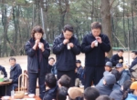 부산은행은 3월 10일(토) 임원, 지역본부장, 2007년도 상반기 승진자 및 전직자 70여명이 참가한 가운데 “CEO와 함께하는 새봄맞이 산행”을 금정산 일원에서 실시하였다고 밝