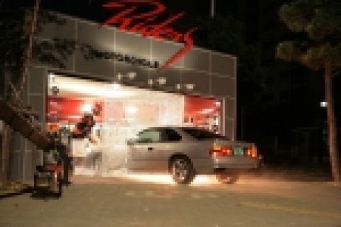 모터샵 세트를 단 한번에 박살내는 장면