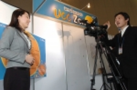 경기도와 커리어가 개최한 '2007 경기도 열린 일자리 한마당' 행사장의 UCC존에서 한 구직자가 자기PR 영상을 촬영하고 있다.  