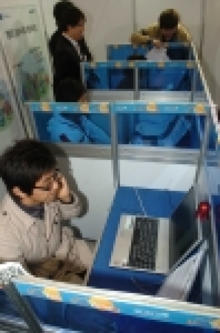 경기도와 커리어가 개최한 '2007 경기도 열린 일자리 한마당' 행사장의 UCC존에서 구직자가 웹캠을 이용해 자기PR영상을 제작하고 있다.