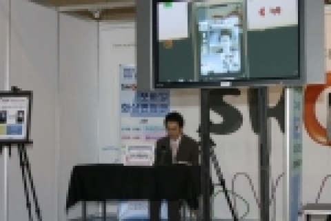 경기도와 커리어가 개최한 '2007 경기도 열린 일자리 한마당' 행사장 KTF 모바일 화상면접관에서 한 구직자가 휴대전화로 면접을 보고 있다.