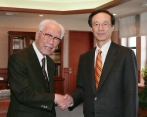 2007년 3월 12일 3시 인촌기념관에서 진행된 한승주 총장서리 임명식 사진