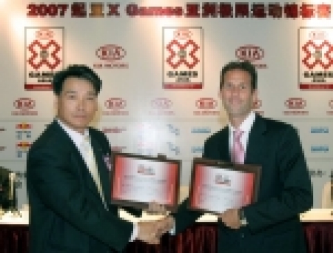 기아자동차㈜는 12일(현지시간) 중국 상하이에서 기아차 정창호 중국완성차사업실장(왼쪽)를 비롯, 주관사인 ESPN 하비 데이비스(Harvey Davis) 전무(오른쪽), 중국 상하