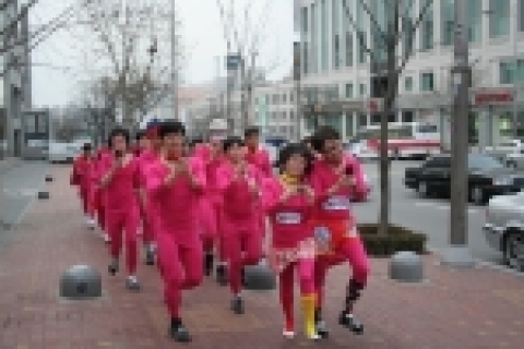 박휘순&신봉선 커플은 압구정동 로데오 거리에서 내복패션을 입고 즐겁게 촬영에 임하고 있다. 