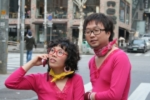 박휘순&신봉선 커플은 압구정동 로데오 거리에서 내복패션을 입고 즐겁게 촬영에 임하고 있다.