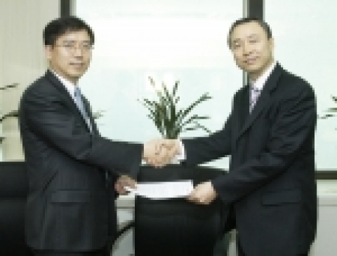 에쓰-오일 국내영업본부장 류열 부사장(왼쪽)과 ㈜제이슨알랜디 김석일 대표이사 사장(오른쪽)이 “무선인식주유소 시범사업 협약”을 체결하고 악수를 나누고 있다.