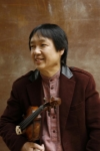 한중 교류 15주년을 기념하여 열리는 중국국립심포니오케스트라 내한공연에서 협연하는 바이올리니스트 강동석 사진 (2007년 3월 21일 수요일 오후 8시 예술의전당 콘서트홀, 3월 23일 금요일 오후 7시 30분 세종문화회관 대극장)