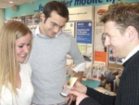 영국의 휴대폰 매장에서 고객들이 LG전자 샤인폰을 살펴보고 있다. 