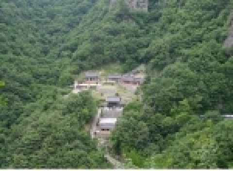 김생굴에서 바라보는 청량사 전경