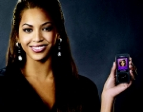 삼성전자 휴대폰이 세계적 톱스타 비욘세를 뮤직폰 글로벌 모델로 내세운다. 삼성전자는 휴대폰과 MP3플레이어가 합쳐진 독특한 디자인의 뮤직 특화폰 ‘울트라뮤직폰(F300)’ 글로벌 