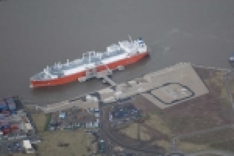 LNG 재기화선박 LNG-RV 엑셀시오르호가 영국 티사이드항에 접안한 채 육상 가스인수기지를 거치지 않고 직접 소비지로 기화된 천연가스를 공급하고 있다.