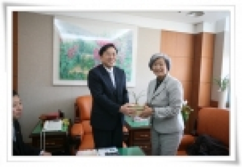 한국의 국립청소년수련원 원장(이창식)과 일본의 국립청소년교육진흥기구 이사장(마쯔시 타토모코)이 선물을 교환하고있다.