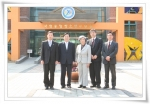 국립중앙청소년수련원 방문기념사진(좌로부터  박옥식 본부장, 이창식 원장, 미쯔시타토모코 이사장, 나사나미치오 보좌관, 김광명 통역)