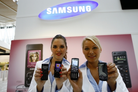 독일 하노버에서 열리는 세계 최대 IT 통신 박람회인 CeBIT서 홍보 도우미가 삼성전자 전시관에서 울트라뮤직폰으로 통화하고 있다. 세계적인 팝 디바 비욘세를 모델로 선정한 울트라