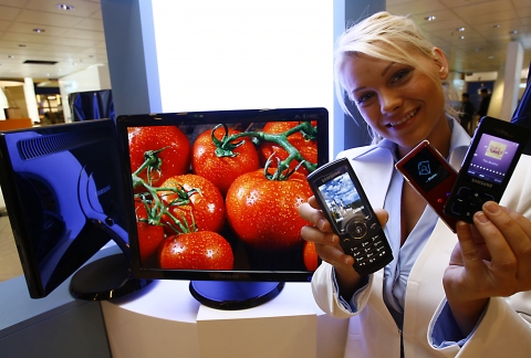 IF 디자인 상을 받은 LCD모니터 싱크마스터 732N/932B와 세계적 팝 디바 비욘세가 모델로 등장한 울트라뮤직폰, 보석 컨셉의 스타일리시한 울트라에디션 10.9 및 터치키패드