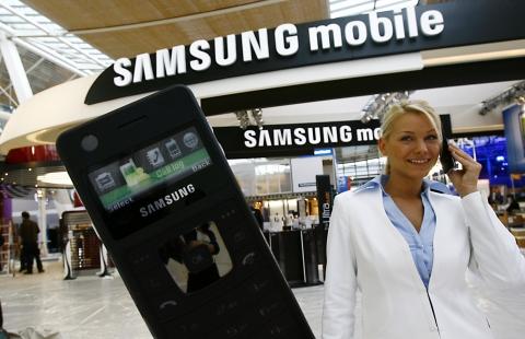 CeBIT서 홍보도우미가 삼성전자 전시관에서 울트라뮤직폰과 울트라에디션10.9를 선보이고 있다. 