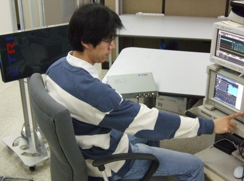 ETRI연구원이 이번에 국제표준으로 인증된 수동형 RFID 리더기를 이용, 시연하고 있다.