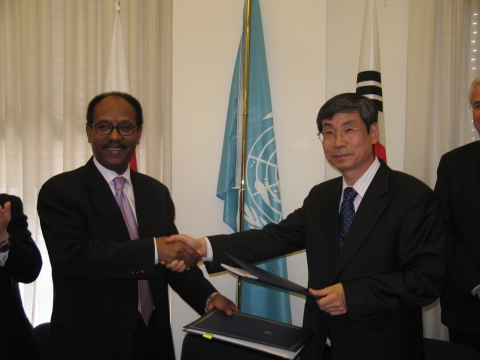 한국과 FAO간 양해각서 체결(좌 - FAO Tesfai Tecle 사무총장보, 우 - 산림청 이수화 차장)