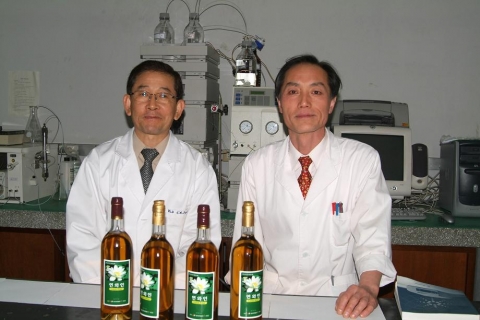 연맥주, 연와인 개발에 셩공한 동의과학대학 약재자원관리과 박진우(왼쪽)교수와 식품과학계열 조학래(오른쪽)교수. 앞은 시제품으로 제작된 연와인 제품