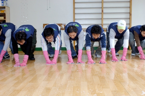 SK C&C 140명의 신입사원들은 15칠 두 조로 나뉘어 경기도 광주 소재의 삼육재활관과 경기도 성남 소재의 한사랑 마을을 찾아 봉사활동을 펼치며 행복나눔의 기업정신을 몸으로 익