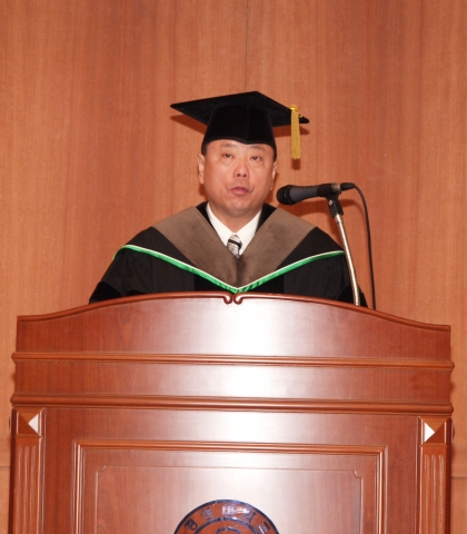 경상대학교는 15일 오전 10시 30분 남명학관 남명홀에서 일본 YUKO 그룹 CEO 김용해 회장에게 명예 경영학박사학위를 수여했다. 명예 경영학박사학위를 수여받은 김용해 박사가 