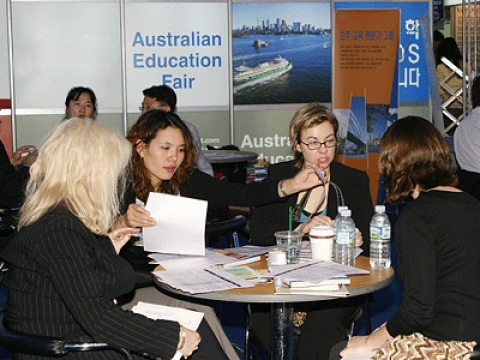 박람회장에서 해외 학교 입학담당자와 상담모습