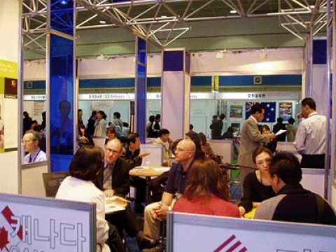 전시장 이민상담모습