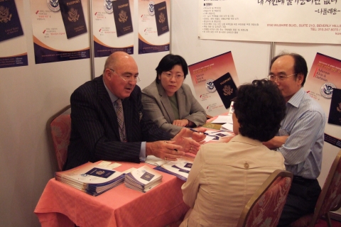 전시장 이민상담모습