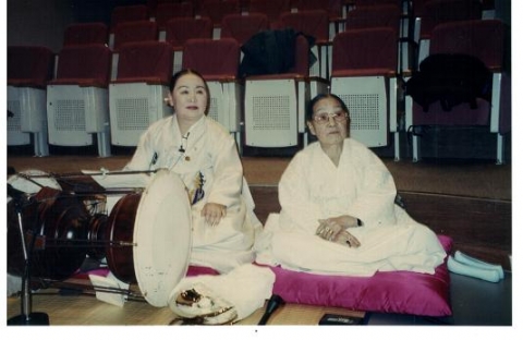 중요무형문화재 제104호 서울새남굿 보유자 김유감(우), 보유자 인정예고자 이상순(좌)