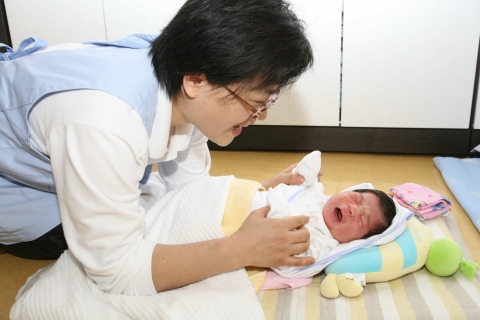 삼성생명의 산모도우미 김순이씨가 갓 출산한 세영이를 돌보고있다