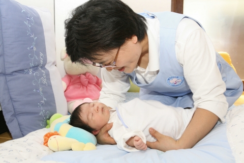 삼성생명의 산모도우미 김순이씨가 갓 출산한 세영이를 돌보고있다