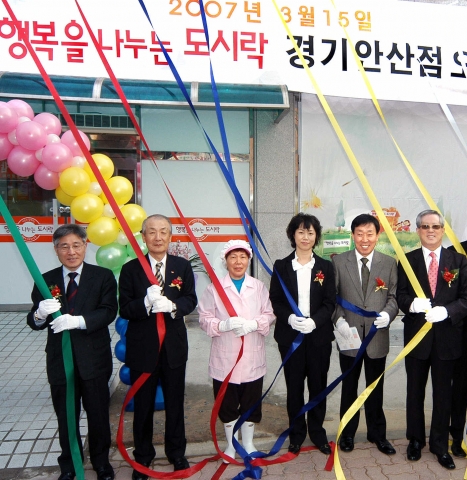 조정남 SK텔레콤 부회장 등이 지난 15일 열린 행복도시락 안산점 개소식에 참석, 테이프 커팅을 하기에 앞서 포즈를 취하고 있다. 사진 왼쪽부터 안재웅 행복나눔재단 이사, 조정남 