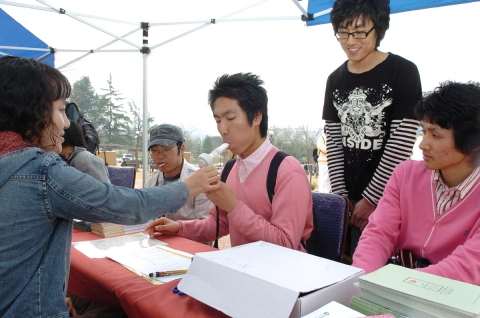 조선대학교 보건진료소는 동구 보건소와 연계하여 담배 연기 없는 깨끗한 학교를 위한 금연 캠페인을 서석홀 앞 광장에서 3월 15일~16일 이틀간 실시했다.