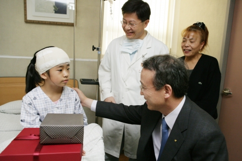 2005년 12월 KT 남중수 사장이 인공와우 수술을 받은 정지수양을 격려 방문했다. 
대전 원명초등학교 정지수양(12세)은 2005년 12월에 인공와우 수술을 받고 언어재활치료